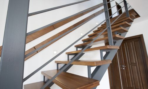 escalera de madera con metal