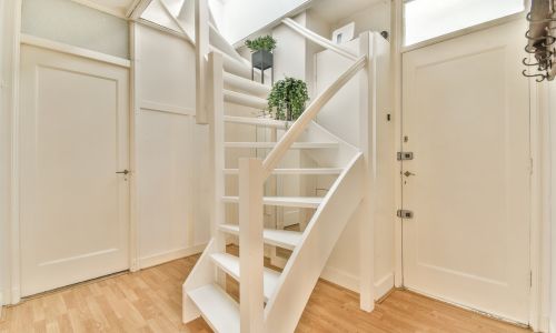 escalera de madera en blanco