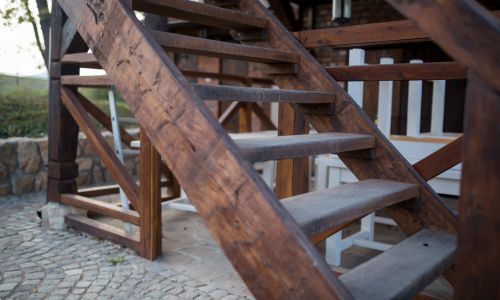 escalera de madera exterior leon