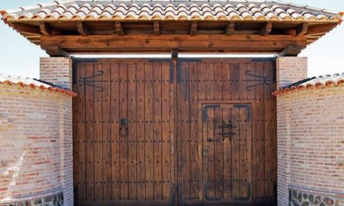 puerta exteror de entrada a finca